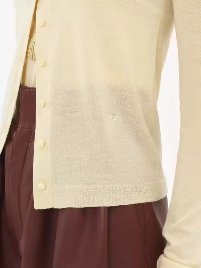 Taillierte Strickjacke mit U-Ausschnitt aus superfeinem Wollstrick